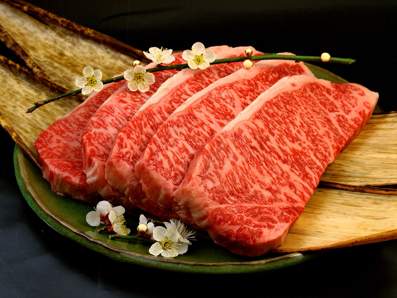 Kobe beef and Matsuzaka beef are not the only kinds of beef. We use many brands of beef depending on the meat quality.